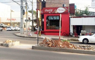 Escombros en paseo de Av. Stma. Trinidad - Edicion Impresa - ABC Color