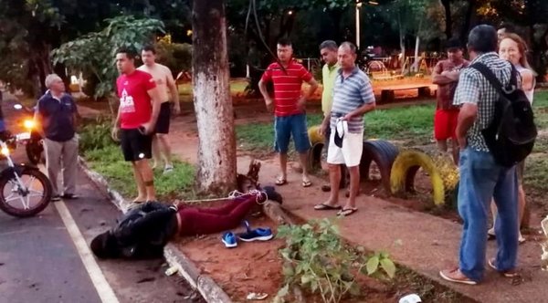 Víctima reduce a un supuesto motochorro en intento de robo - Edicion Impresa - ABC Color