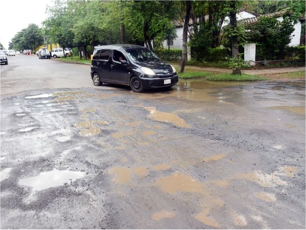 Las transitadas calles del centro de San Lorenzo van de mal en peor