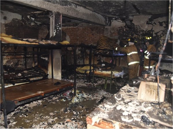 Policía muere durante incendio en Comisaría de Asunción