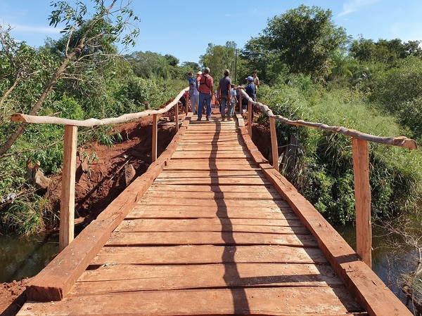 Ante desidia de autoridades, lugareños reparan puente