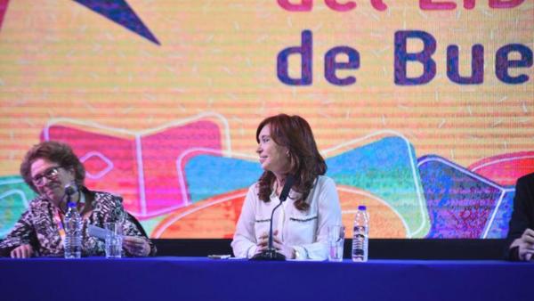 Cristina Fernández presentó su libro entre masas en acto con olor a candidatura » Ñanduti