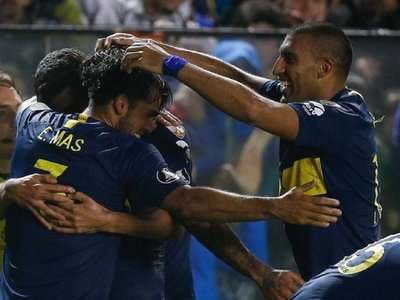 Boca vence al Paranaense y se clasifica primero gracias a Tevez