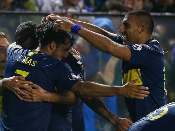 Boca vence al Paranaense y se clasifica primero gracias a Tevez