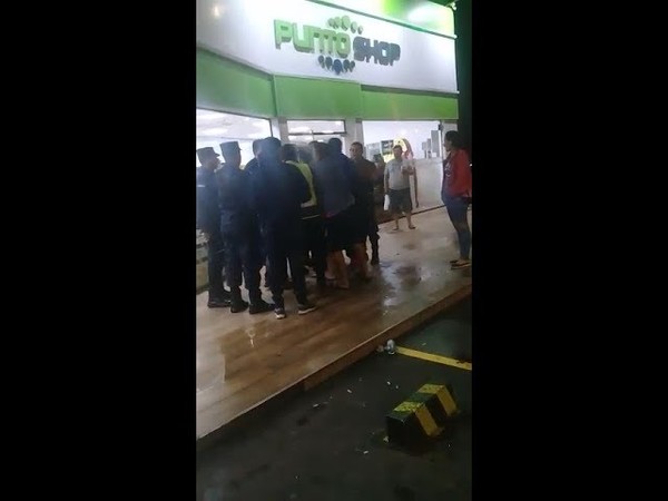 GRESCA ENTRE POLICÍAS Y SUP. PERSONAL DE LA ARMADA