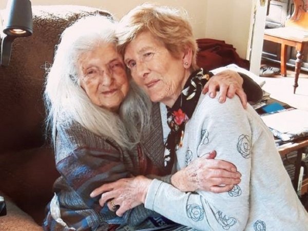 Mujer de 81 años se reencuentra con su madre de 103