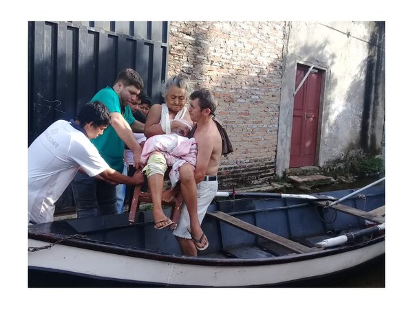 Médicos rescatan en canoa a abuelita que estaba aislada en el Bañado y con una grave infección