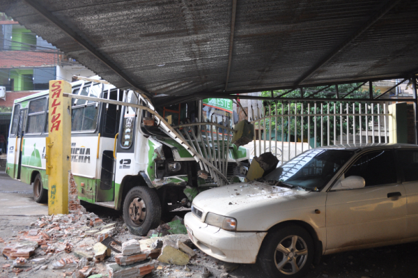 Bus chatarra atropella  estacionamiento en CDE | Diario Vanguardia 09