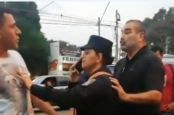 HOY / Felicitan a policía que intervino en conflicto entre Chila y chofer