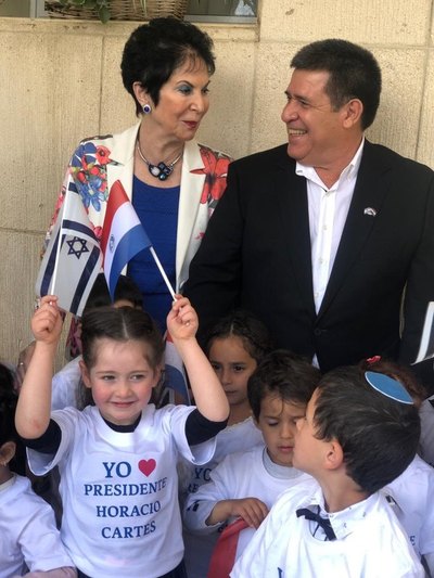 Horacio Cartes es condecorado por mujeres sionistas.