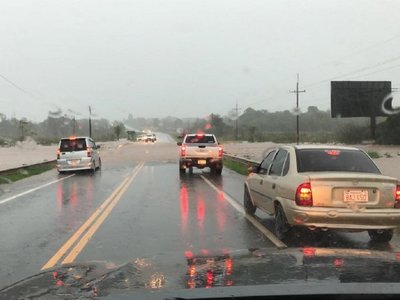 Arroyo se desborda en San Ignacio y corta tránsito en la ruta 1