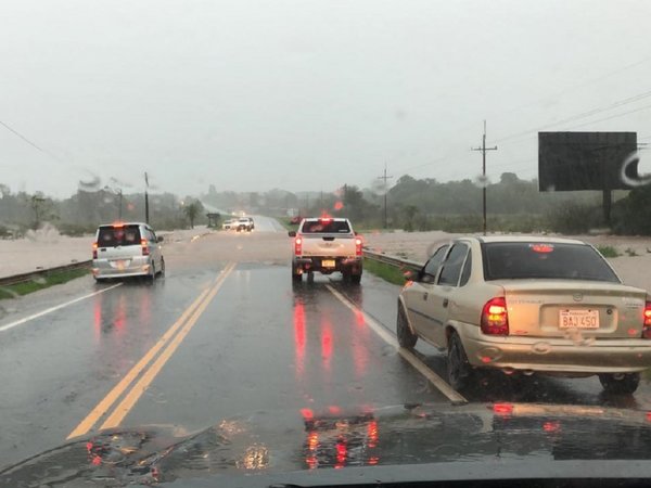 Arroyo se desborda en San Ignacio y corta tránsito en la ruta 1