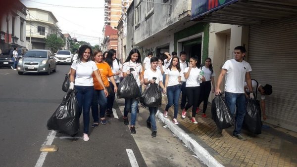 Estudiantes asuncenos salen a limpiar las calles - Nacionales - ABC Color