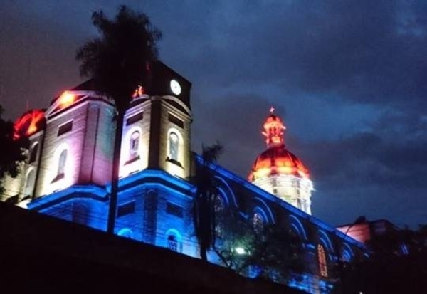 HOY / Iglesia La Encarnación se viste de gala y estrena nueva lumínica con los colores patrios