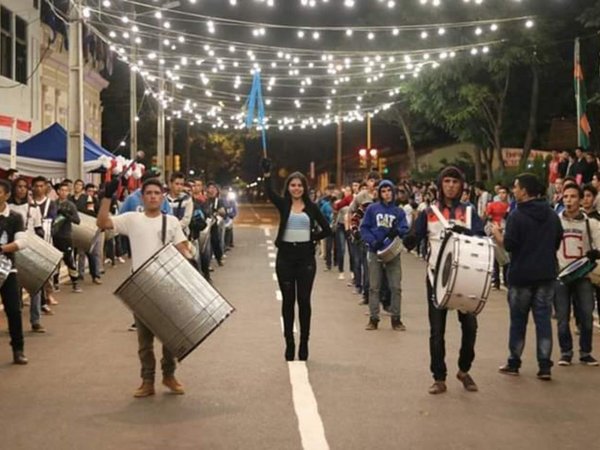 Plagueo de padres evitó que el desfile estudiantil sea de noche