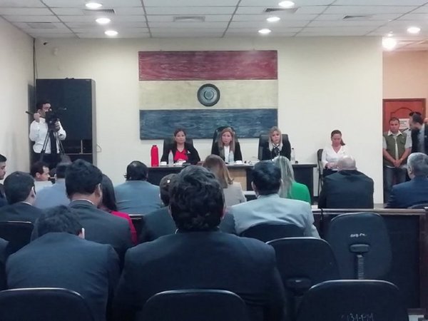 Secretaria vip: Tribunal condena a 4 años de prisión a ex contralor