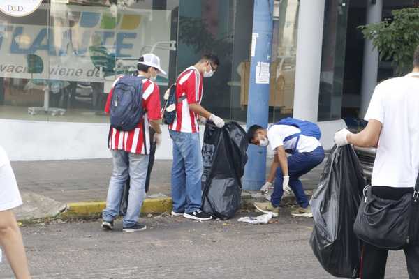 Estudiantes iniciaron limpieza del microcentro con proyecto Ñamopotĩ Paraguay » Ñanduti