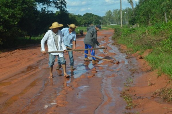 Ante desidia de autoridades, pobladores reparan caminos - Nacionales - ABC Color