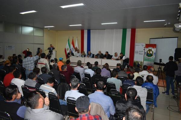 REUNIÓN DE GREMIOS DE YERBATEROS CON VICEMINISTRO DE AGRICULTURA EN LA GOBERNACIÓN DE ITAPÚA