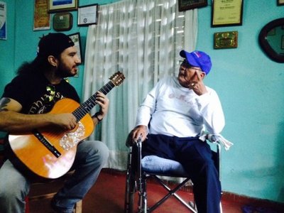 Músico no pudo cantar en el colegio de su hijo por tener cabello largo