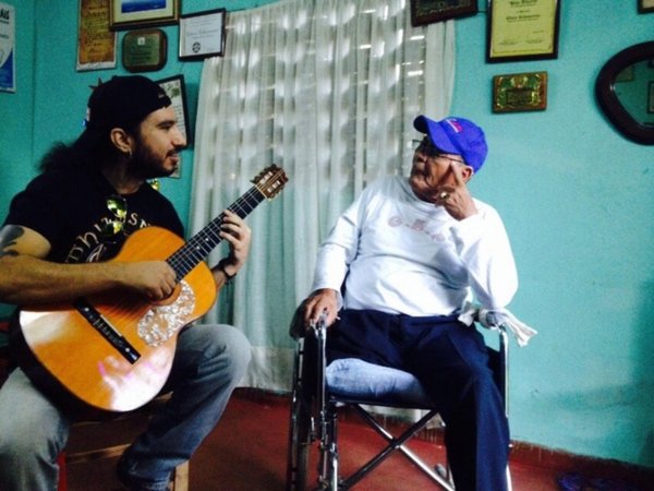 Músico no pudo cantar en el colegio de su hijo por tener cabello largo