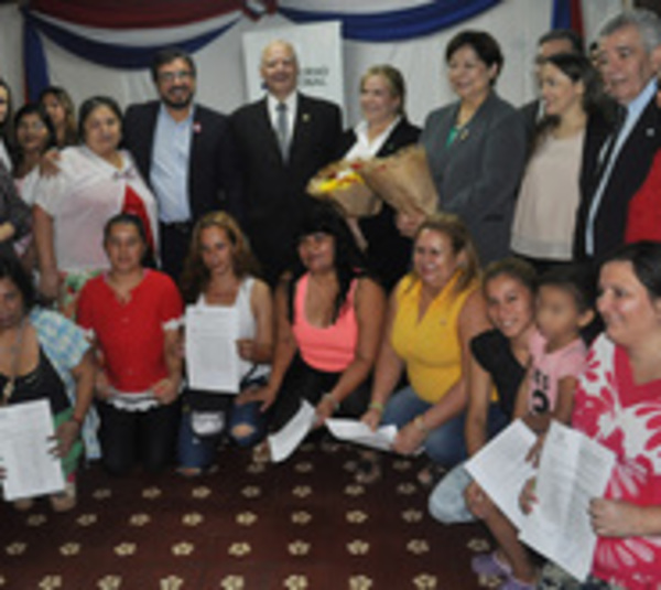 Reclusas beneficiadas con libertad condicional por Día de la Madre - Paraguay.com