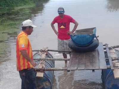Peones improvisan balsas para trasladar víveres