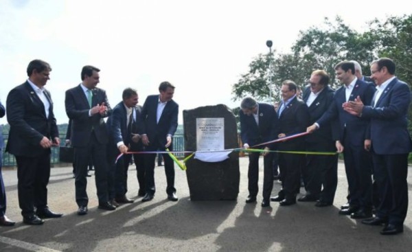 Oficialmente dieron la palada inicial al puente en Pdte. Franco