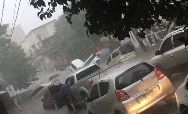 HOY / VIDEO| Asunción bajo agua: autos arrastrados, calles y viviendas inundadas