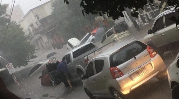 ASUNCIÓN BAJO AGUA: AUTOS ARRASTRADOS, CALLES Y VIVIENDAS INUNDADAS