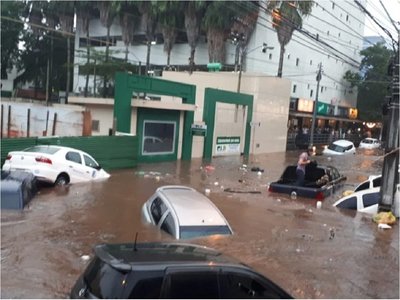 Personas atrapadas en vehículos tras intenso raudal en Asunción