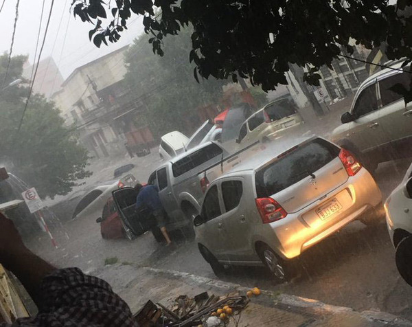 Asunción: Lluvias inundan calles y piden tomar las debidas precauciones - ADN Paraguayo