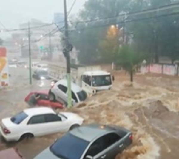 Raudales causan caos en Central con personas atrapadas en vehículos - Paraguay.com