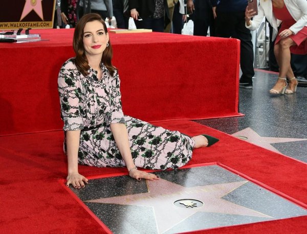Anne Hathaway celebra su estrella en el Paseo de la fama de Hollywood - Espectaculos - ABC Color