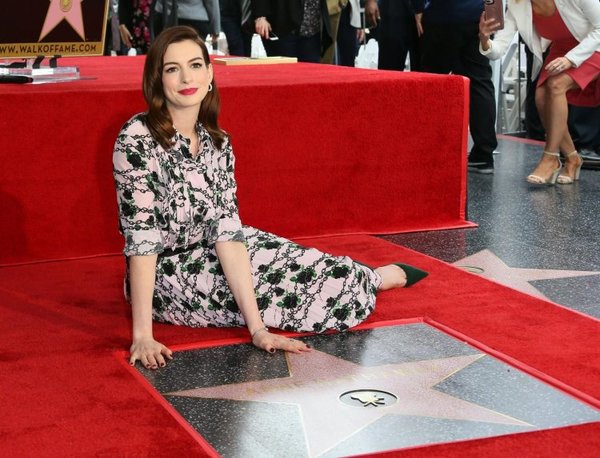 Anne Hathaway celebra su estrella en el Paseo de la fama de Hollywood - Espectaculos - ABC Color