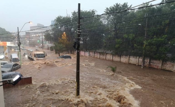 HOY / Inédita cantidad de agua caída en Asunción: Mario habla de grandes destrozos y pérdidas