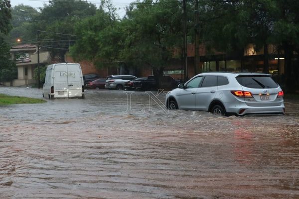 Calles inundadas e intransitables