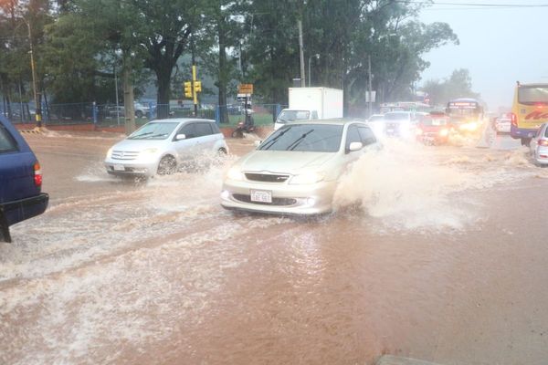 Se desmorona puente y cierran acceso a Costanera Norte