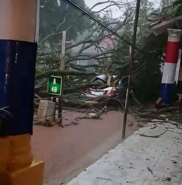 Evacuan a familias afectadas por temporal en Yaguarón - Nacionales - ABC Color