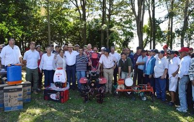 Gobierno “promociona” a Cuevas con sus recursos - Edicion Impresa - ABC Color