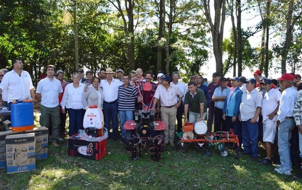 Gobierno “promociona” a Cuevas con sus recursos - Edicion Impresa - ABC Color