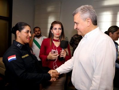 Distinguen a agente que medió en pelea de Chilavert - Edicion Impresa - ABC Color