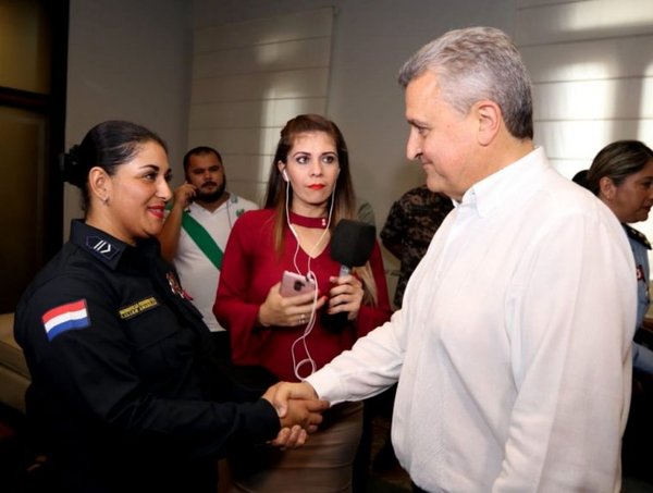 Distinguen a agente que medió en pelea de Chilavert - Edicion Impresa - ABC Color