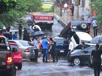 Lluvia causa caos y desnuda en minutos precario desagüe pluvial