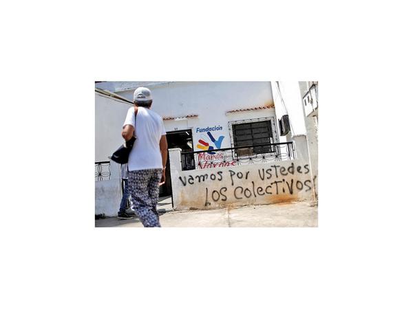 Casas de diputados reciben pintatas con amenazas