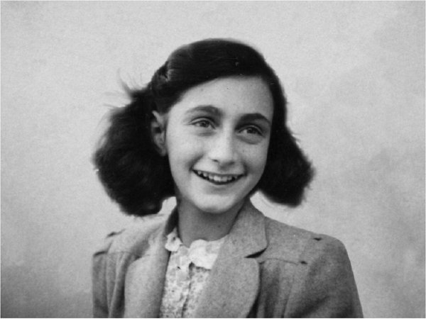 Publican por primera vez la versión completa del diario de Anna Frank