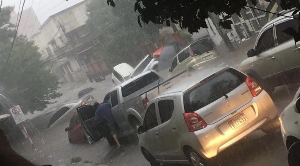 Varios vehículos arrastrados por las aguas en Asunción - ADN Paraguayo