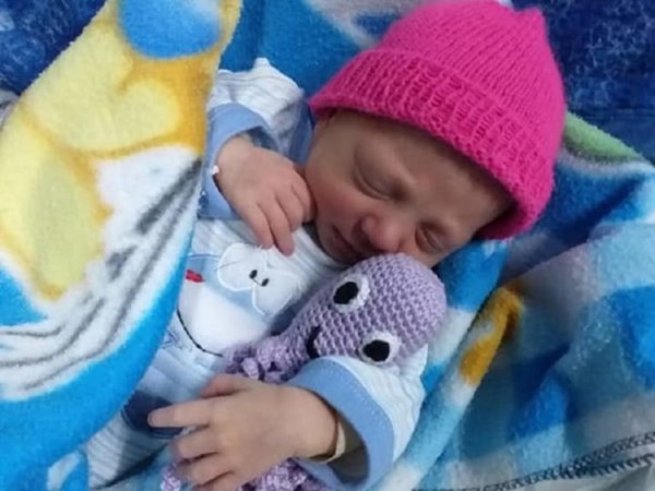 Tejieron coloridos pulpitos para mimar a bebés prematuros
