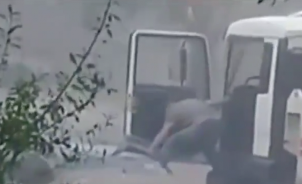 HOY / VIDEO| Un héroe: camionero rescató a cuatro personas y a dos gatos
