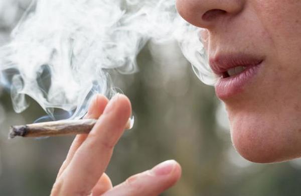 Aeropuerto de Canadá permitirá a los pasajeros fumar marihuana antes de subir al avión - C9N
